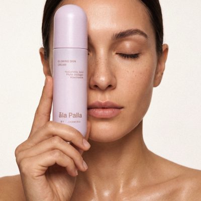 Krém na rozžiarenie pleti āla Palla by Jasmina – modelka s produktom