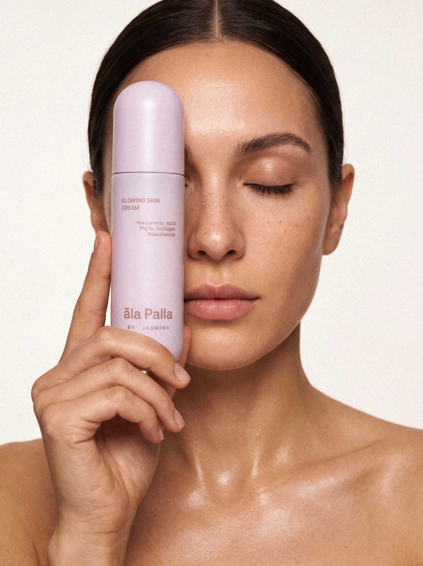 Krém na rozžiarenie pleti āla Palla by Jasmina – modelka s produktom